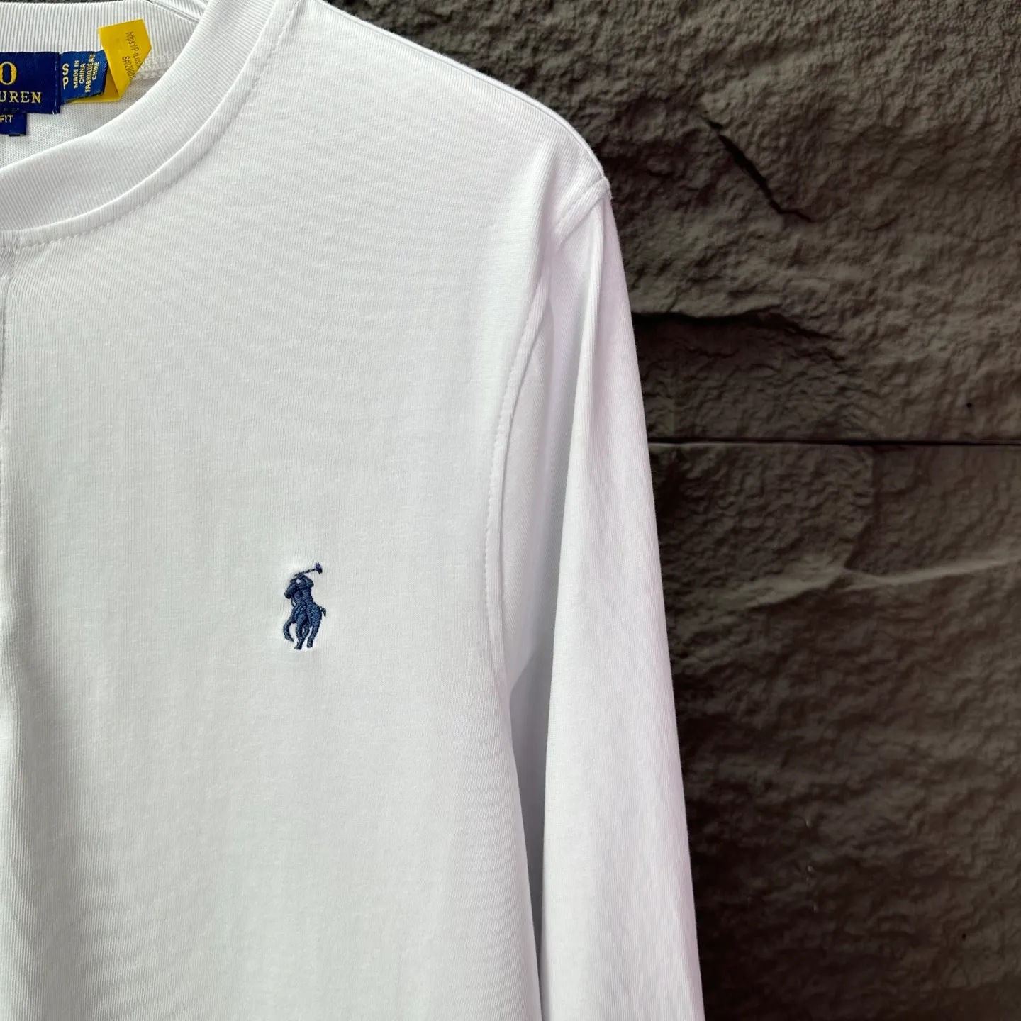 P180 Ralph Lauren 2025 new classic embroidered logo couple's style long-sleeved T-shirt 🔥High version🔥High version🔥 Original fabric Digital direct printing technology Same style as Internet celebrity star High version High quality😘😘 The fabric is made of 280g pure cotton fabric. It feels super comfortable, fashionable and individual. A long-sleeved T-shirt that is super versatile and good-looking. It is very suitable for both men and women. It is a must-have for everyone. Packaging and tags Collar label washed wheat complete 👍 Color: White Size: S-XL